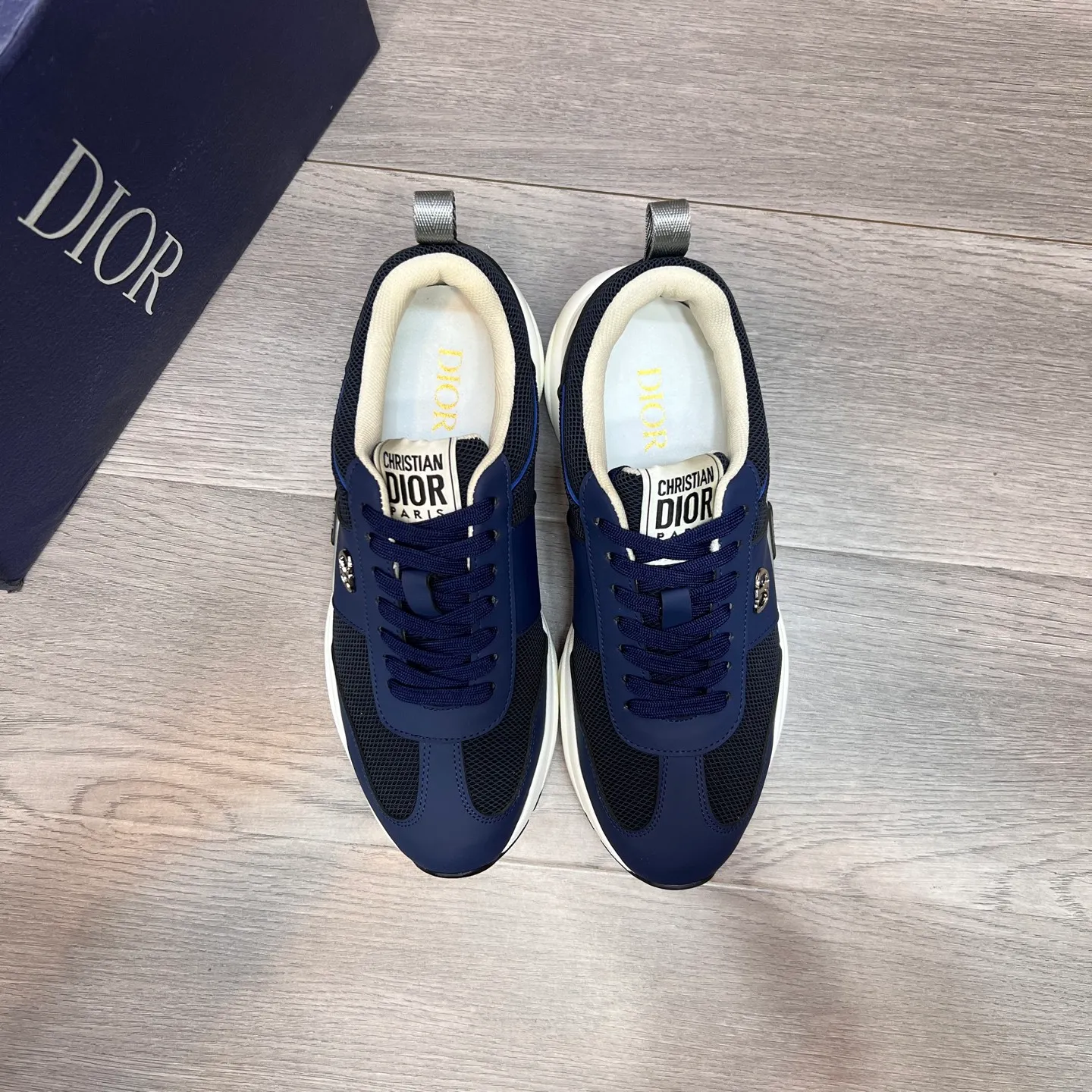 Factory price: 438💰Original Dior quality.~ Unique modern style sneakers. 🏃A must-have casual shoe for trendy men😍😍 Imported cowhide fabric, sheepskin foot pads (refuse to discolor and grind feet) soles: Original soles specially provided by the original factory, French lazy style design ⚠️Fit to the feet, original quality, super comfortable original soles. It’s like shooting the real thing🎬The real thing is better, high-quality sneakers, men’s shoe size: 38-44, (45 can be customized)